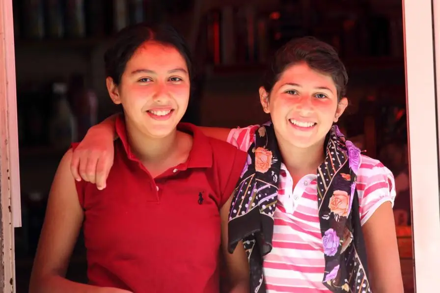 Two Girls are Smiling English bolna kese seekhe